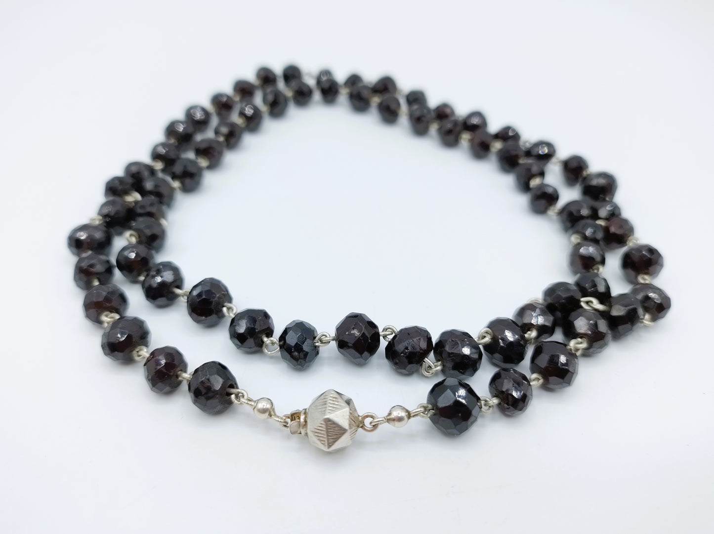 Garnet necklace with silver clasp, 68.5 cm