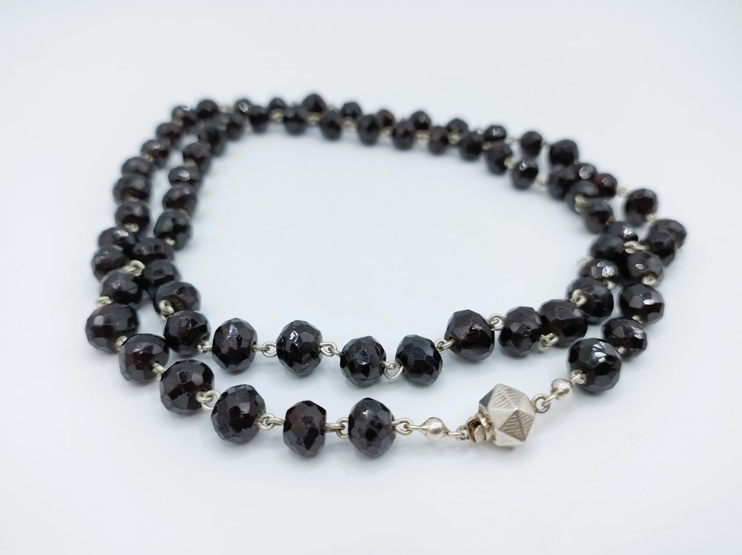 Garnet necklace with silver clasp, 68.5 cm