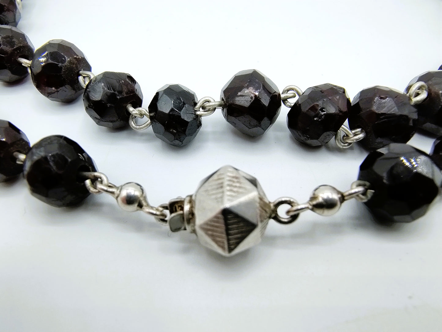 Garnet necklace with silver clasp, 68.5 cm