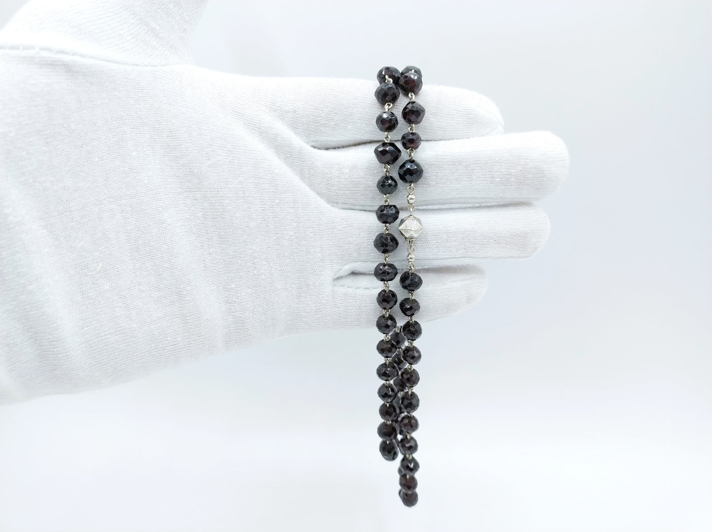 Garnet necklace with silver clasp, 68.5 cm