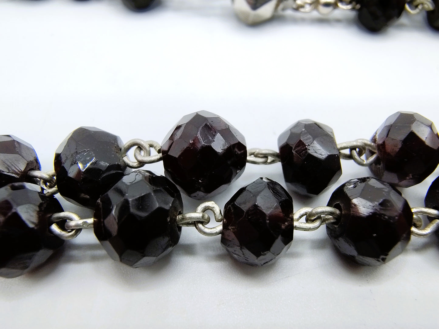 Garnet necklace with silver clasp, 68.5 cm