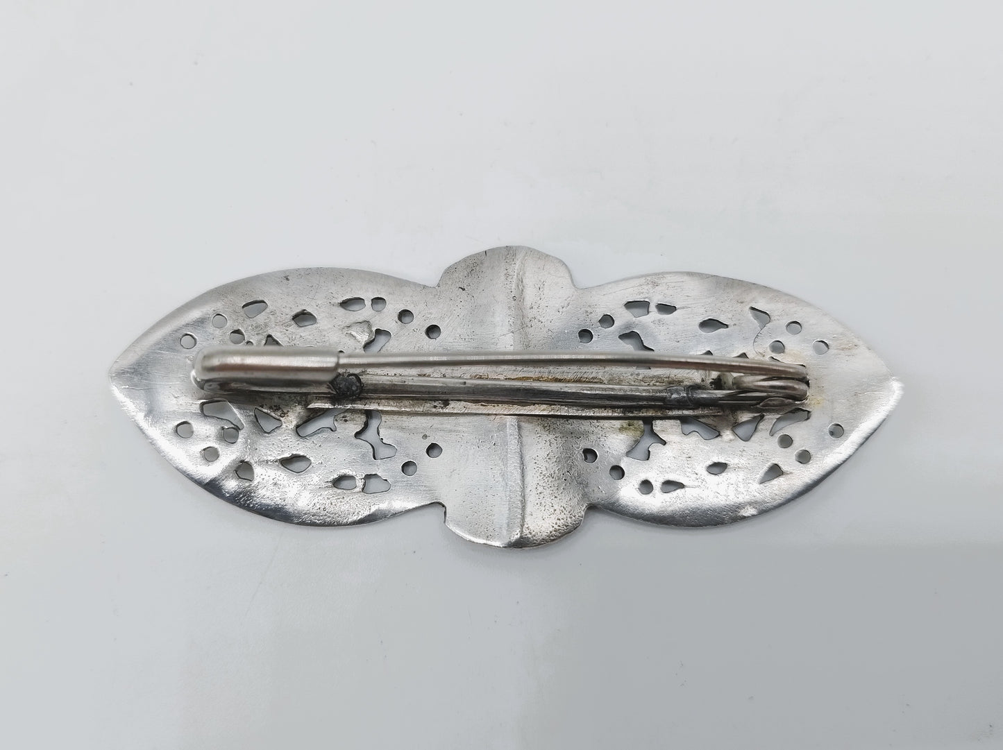 Zilveren bijbelslot broche