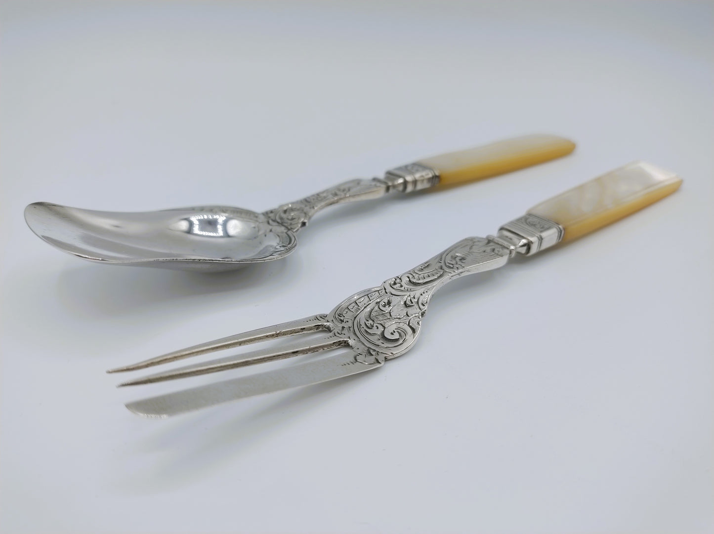 Zilveren gembercouvert met parelmoer heften, J.A. Lintveld Sr, Amsterdam, 1850