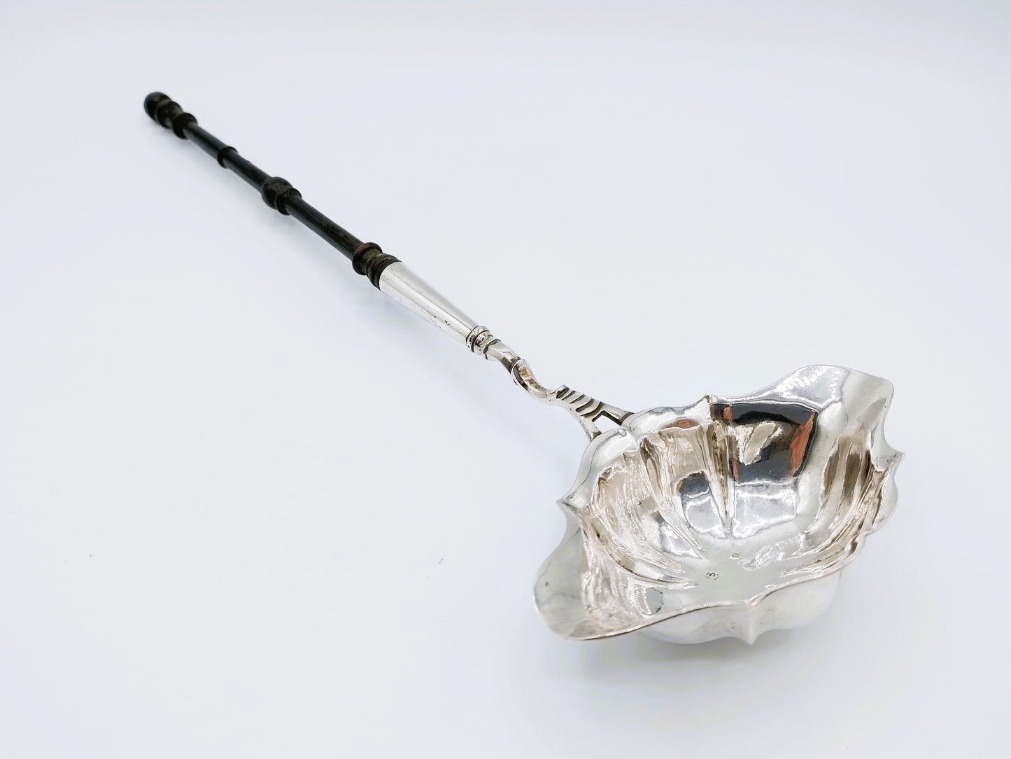 Zilveren punchlepel met ebbenhouten steel, 18e eeuws