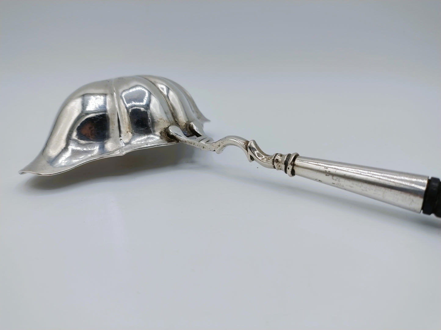 Zilveren punchlepel met ebbenhouten steel, 18e eeuws
