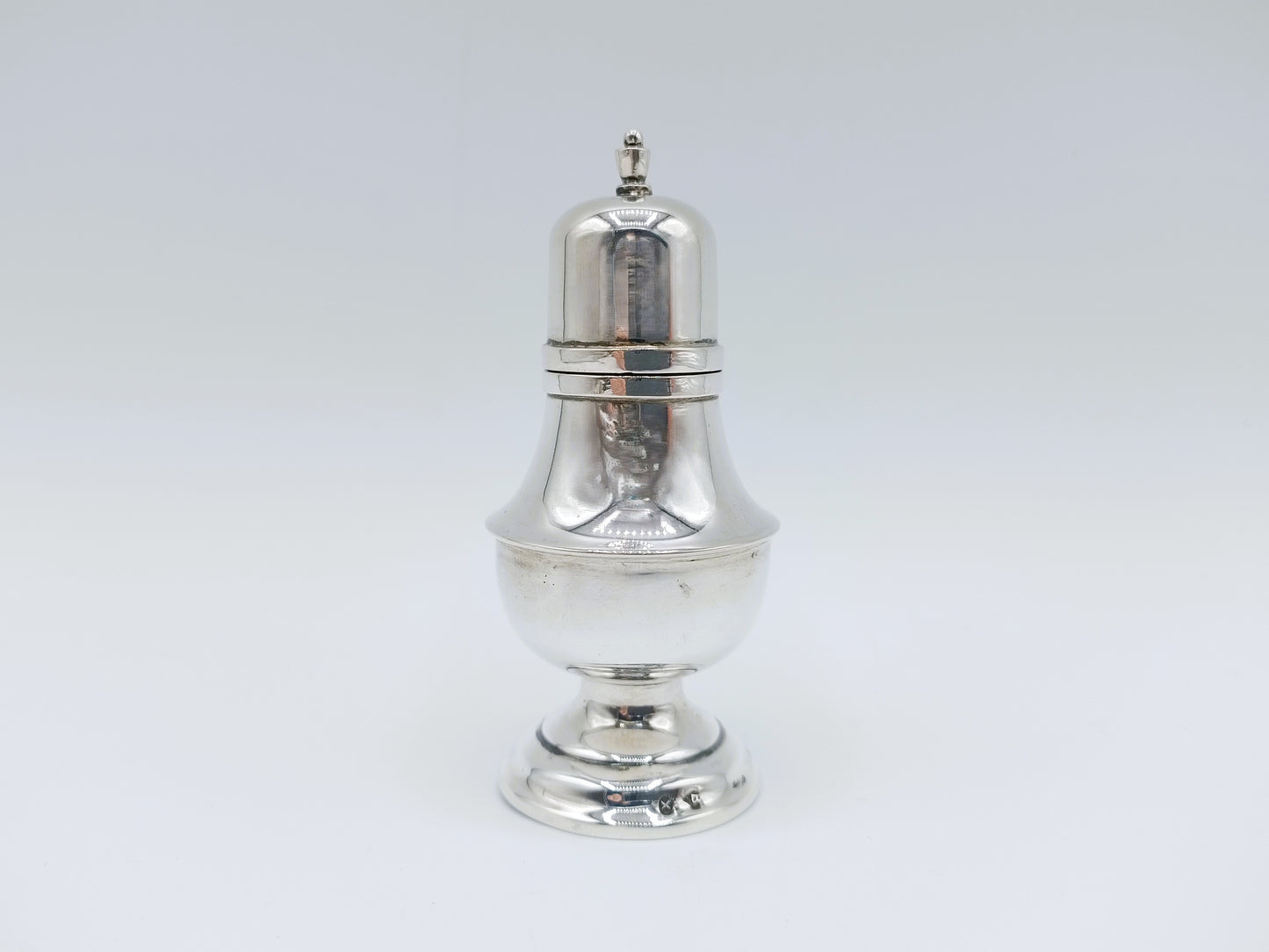 Zilveren zout- of peperstrooier, 1932