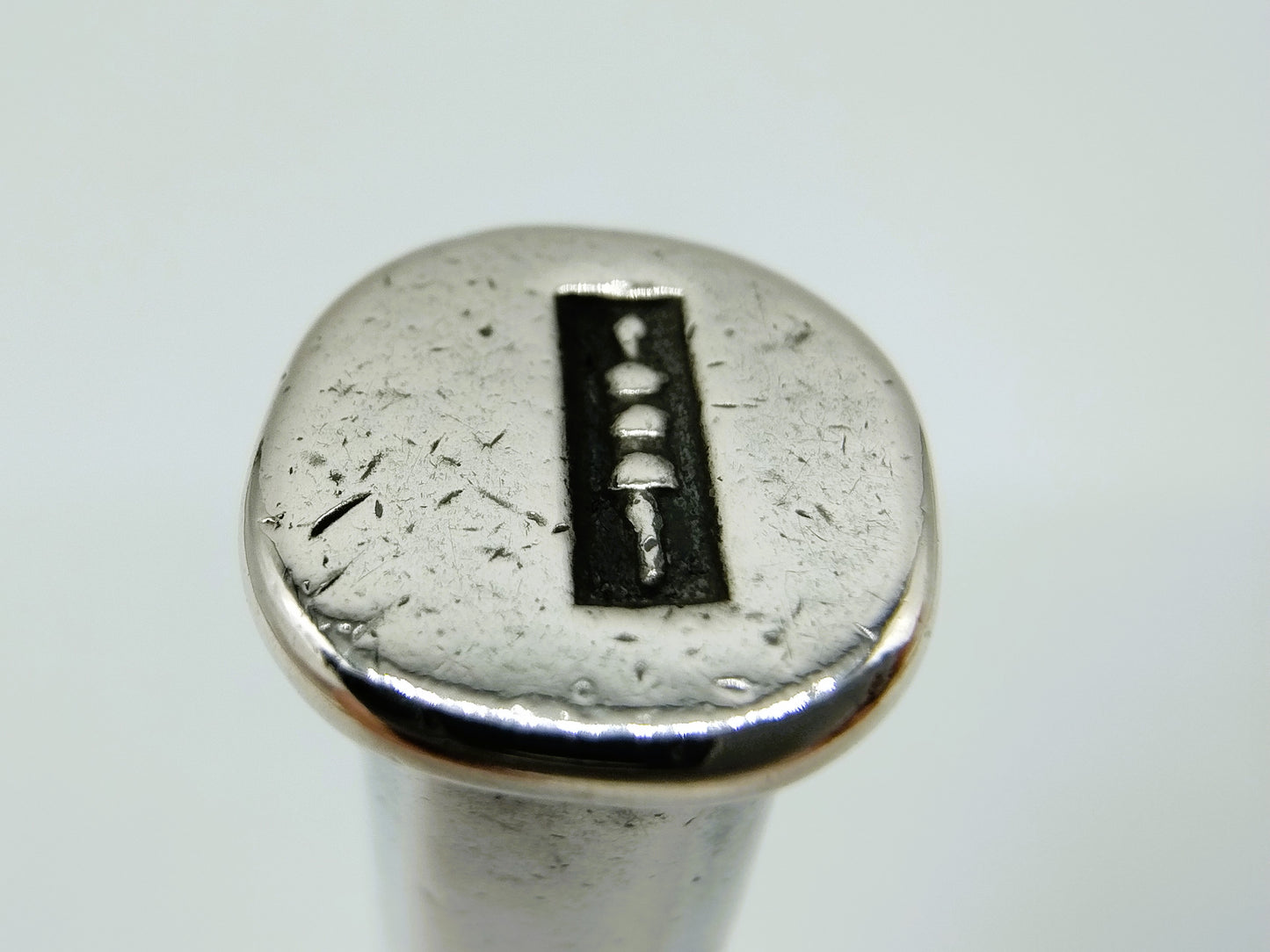 Zilveren lakkoker met zegelstempel, 18e eeuws