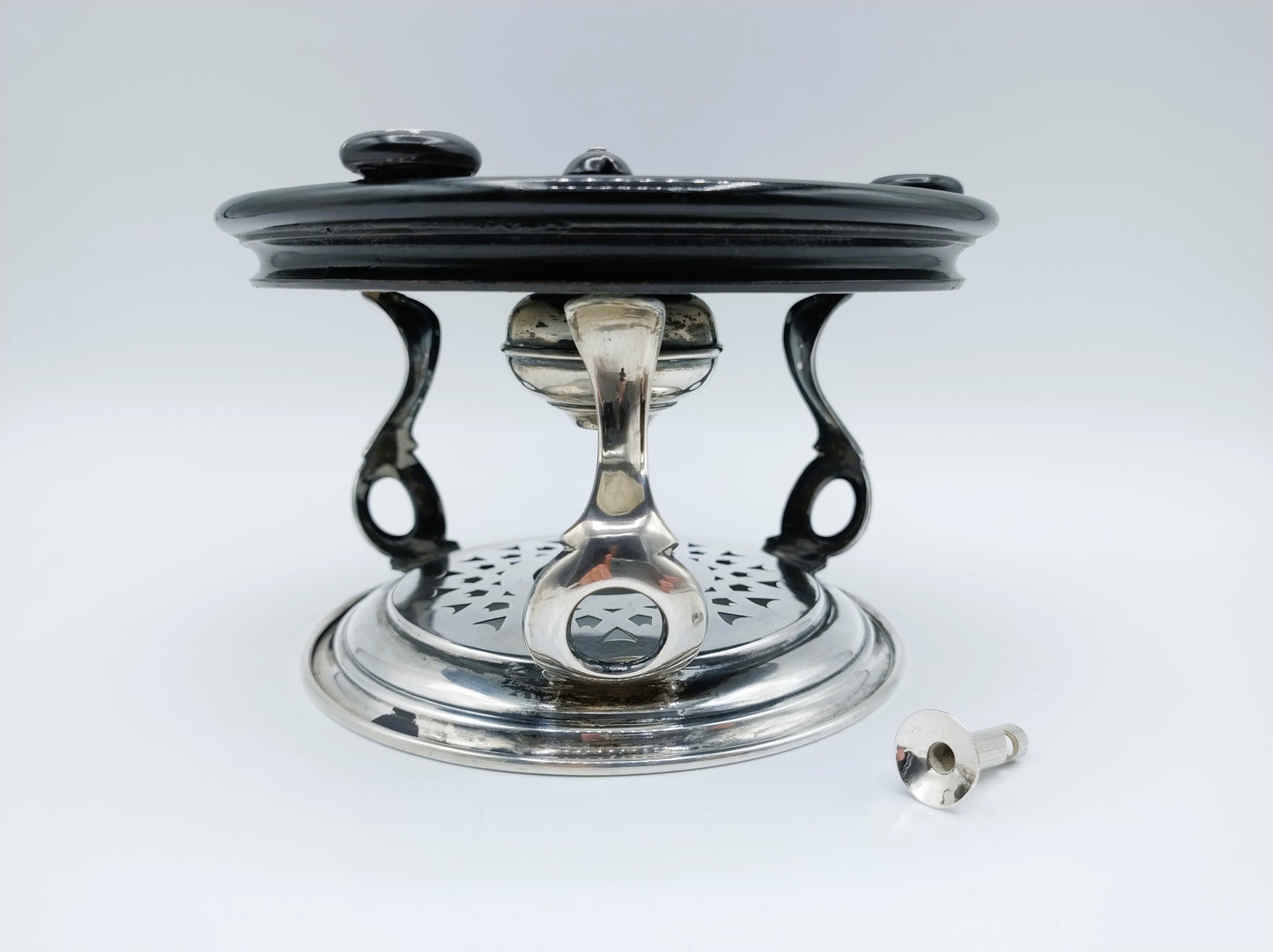 Zilveren komfoor op ebbenhouten voet, 19e eeuws