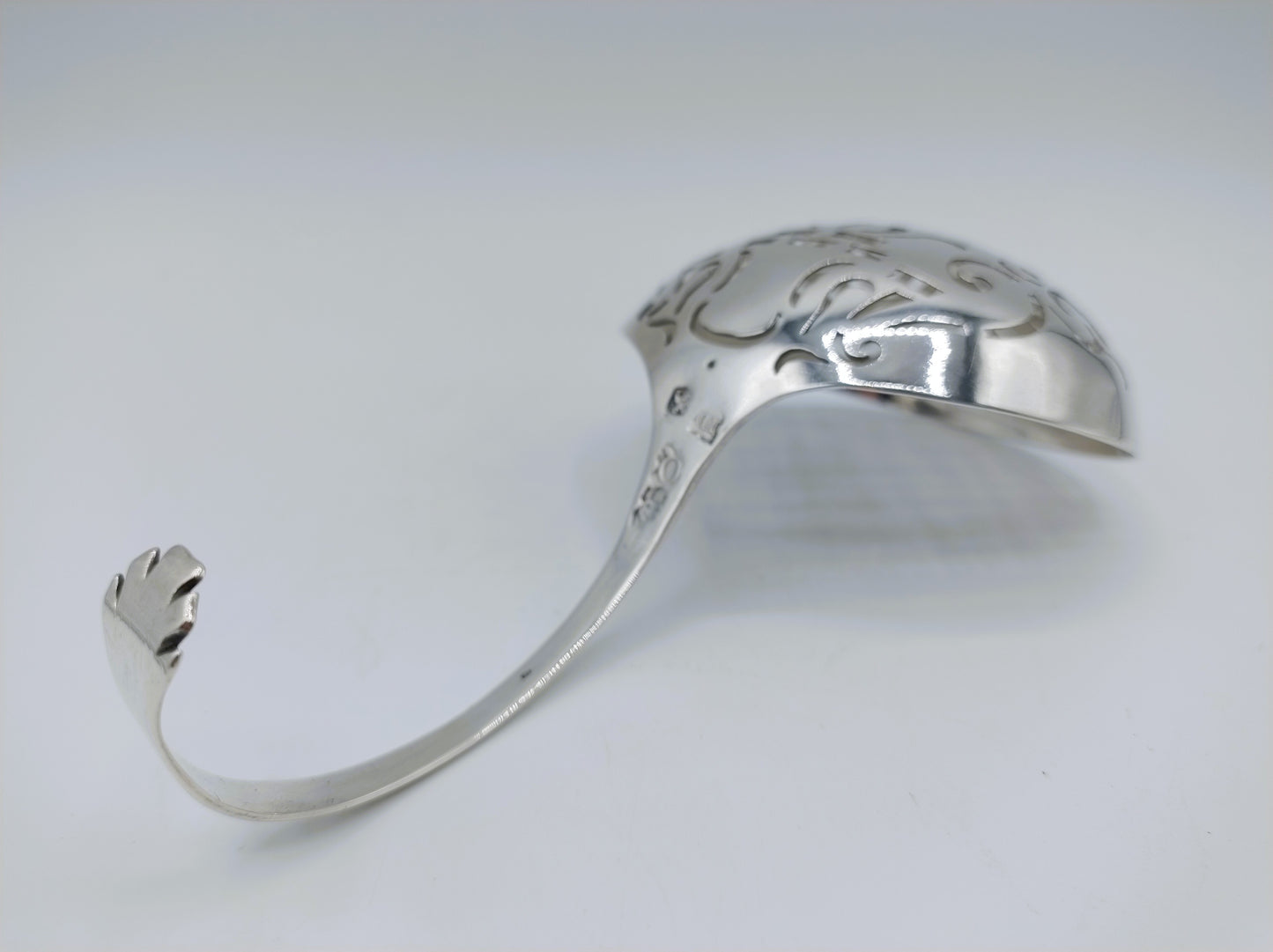 Zilveren strooilepel, J.J. Dreux, Rotterdam, 1750