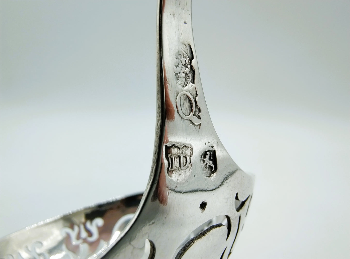 Zilveren strooilepel, J.J. Dreux, Rotterdam, 1750