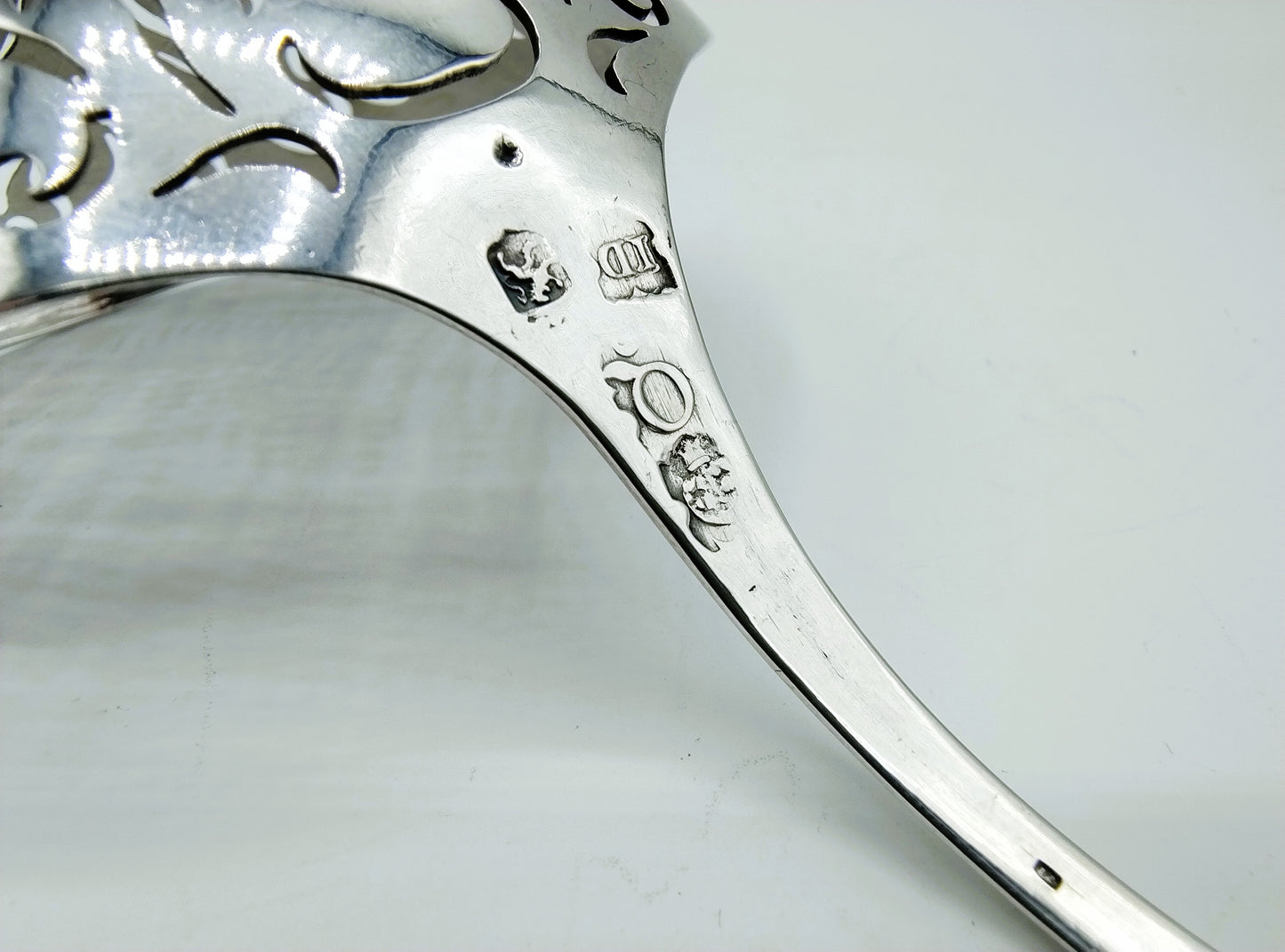 Zilveren strooilepel, J.J. Dreux, Rotterdam, 1750