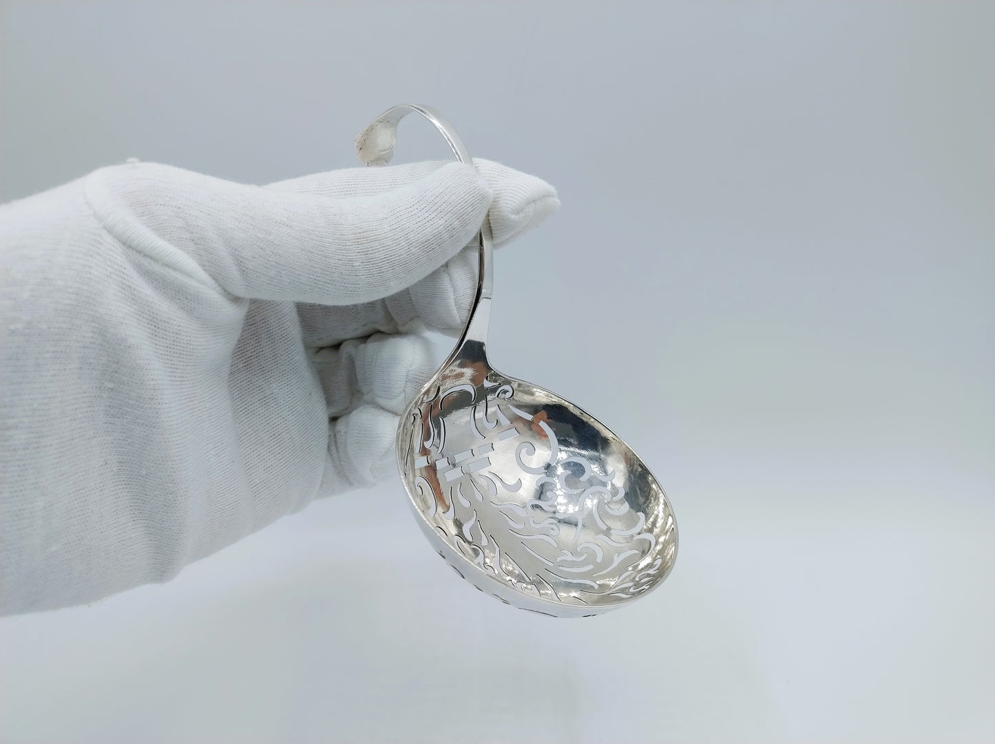 Zilveren strooilepel, J.J. Dreux, Rotterdam, 1750