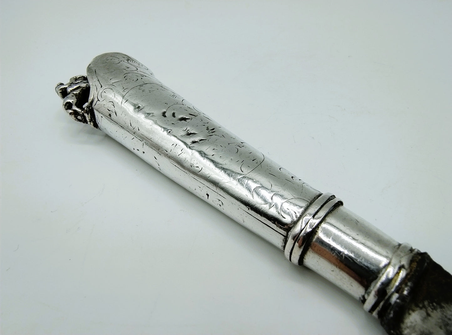 Zilveren mesheft met originele stalen lemmet, 18e eeuws