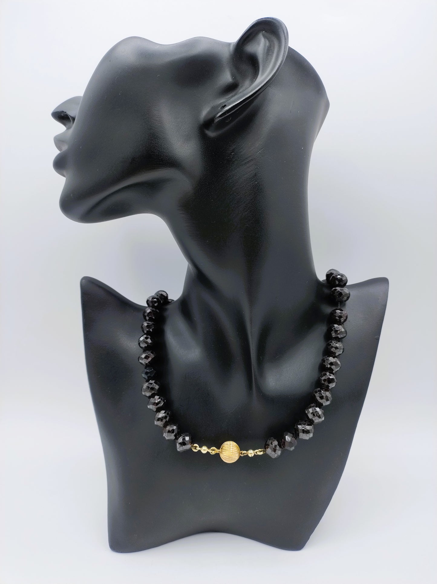 Granaten ketting met gouden bolslot, 43 cm