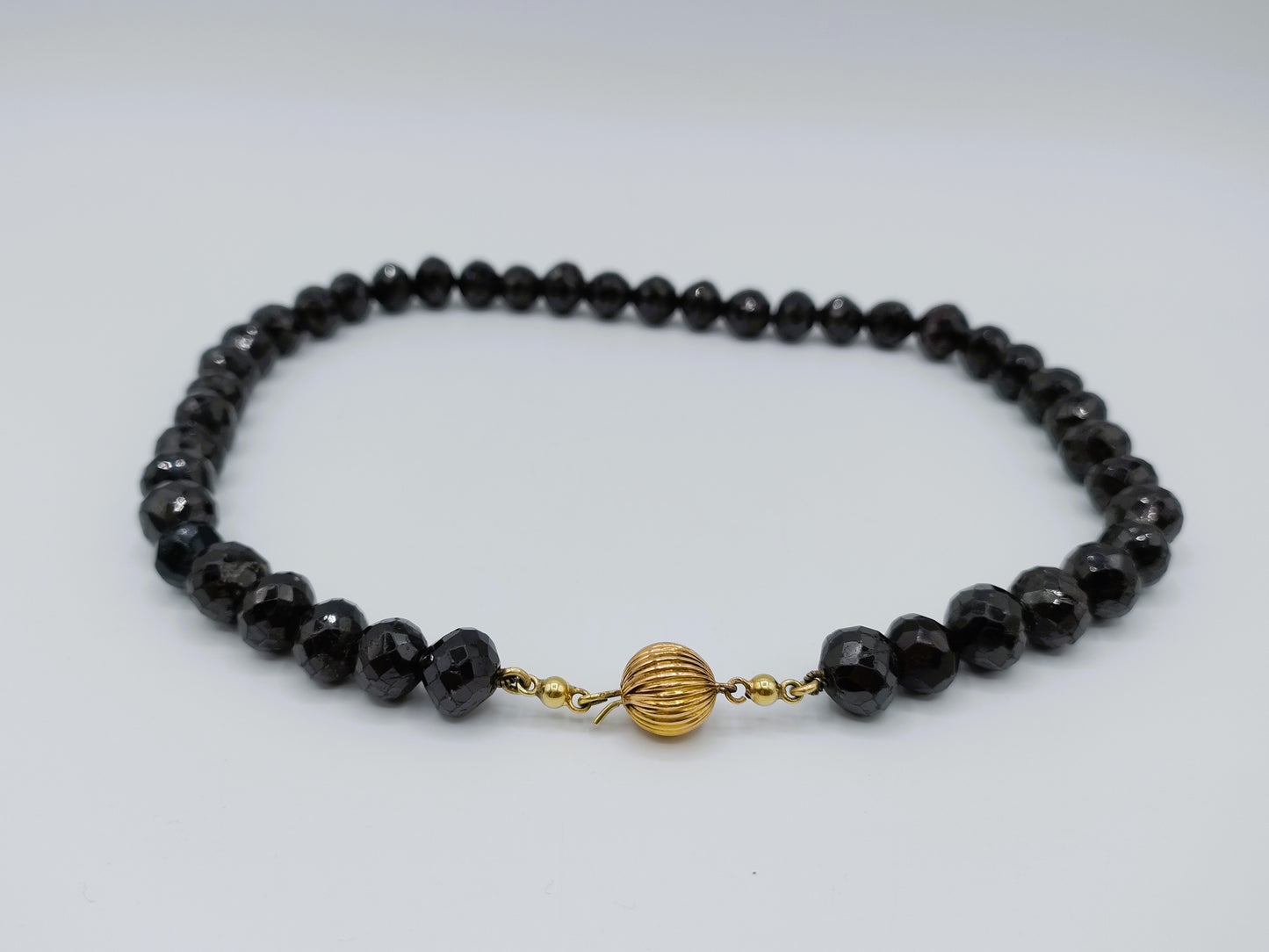 Granaten ketting met gouden bolslot, 43 cm