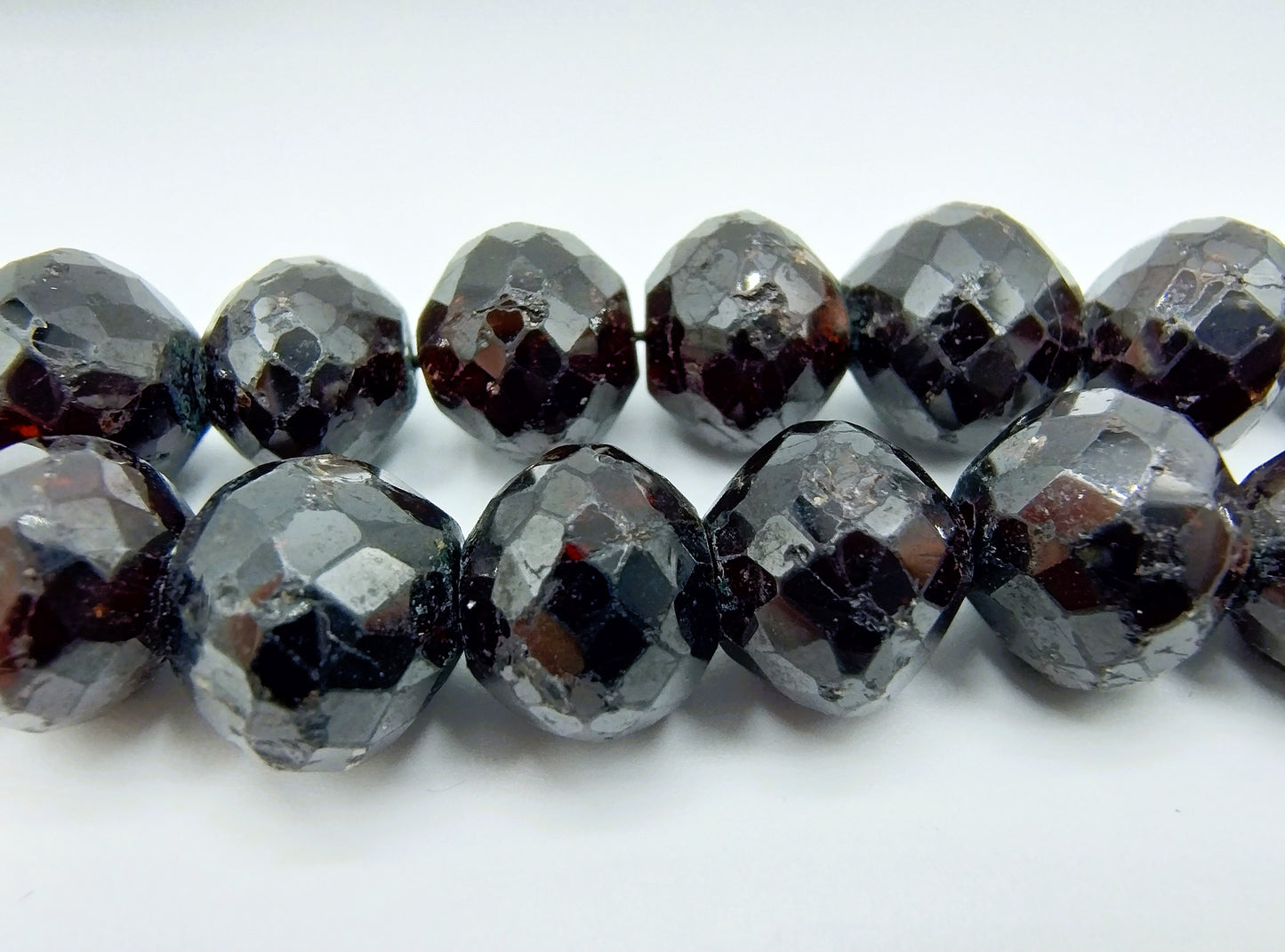 Granaten ketting met gouden bolslot, 43 cm