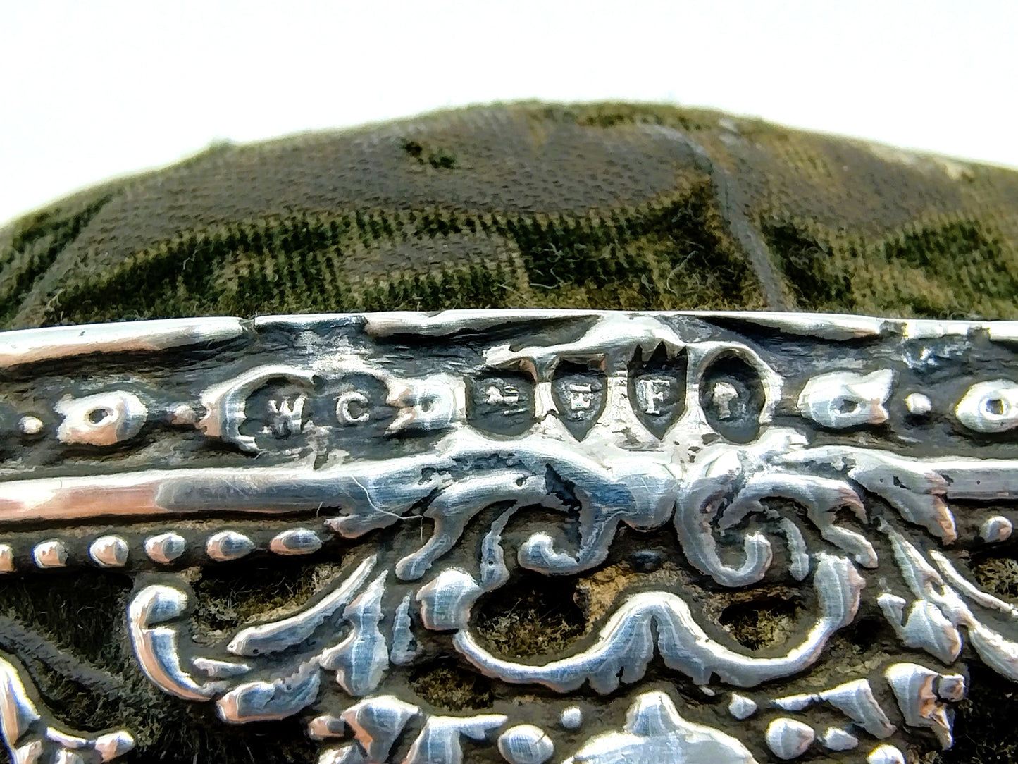 Speldenkussen met zilveren montuur, W. Comyns, Londen, 1880