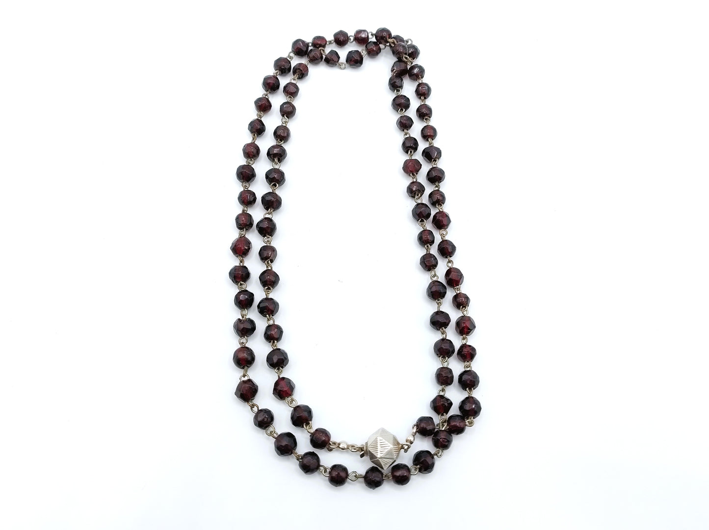 Garnet necklace with a silver clasp, 75 cm