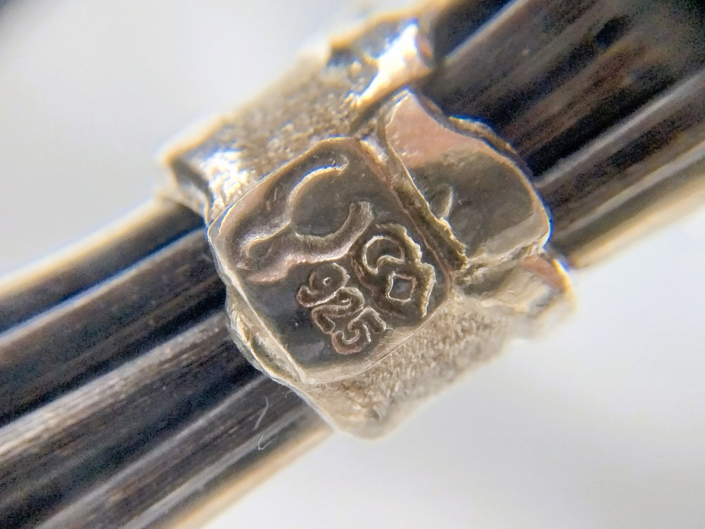 Rubberen herenarmband met zilveren beslag en sluiting, 21,5 cm