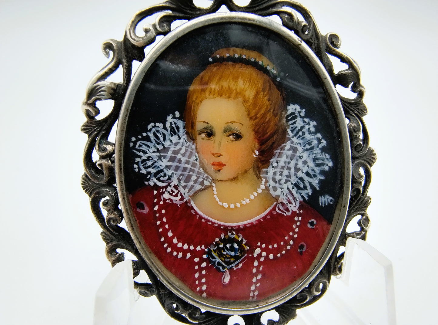 Zilveren broche met een handgeschilderd portret, 800