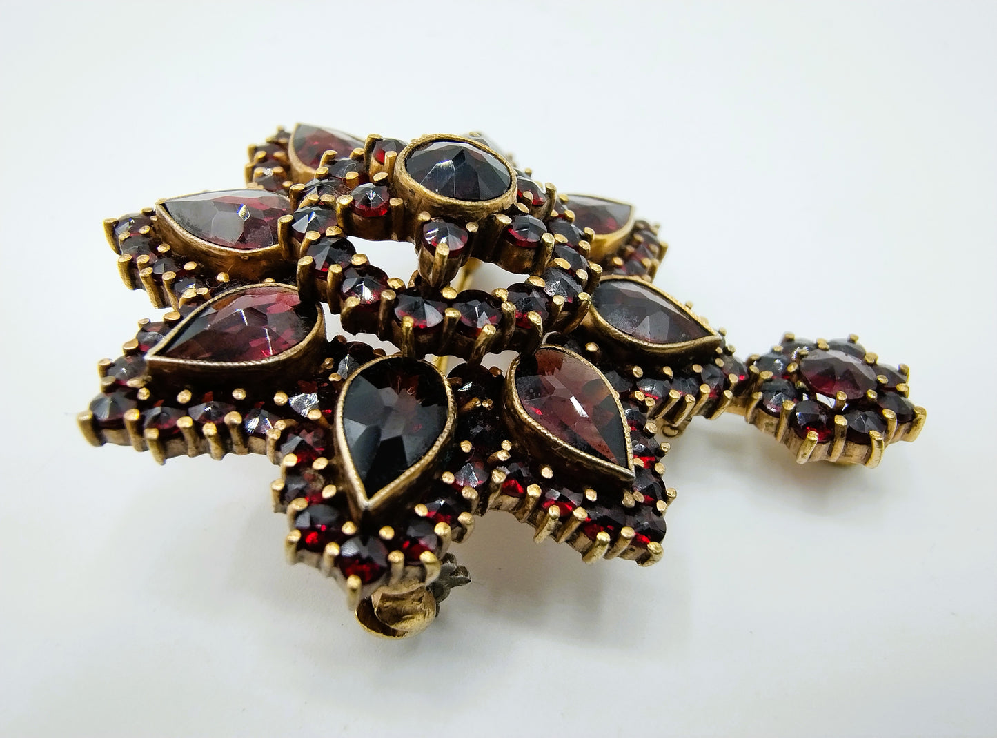 Verguld zilveren broche bezet met granaten