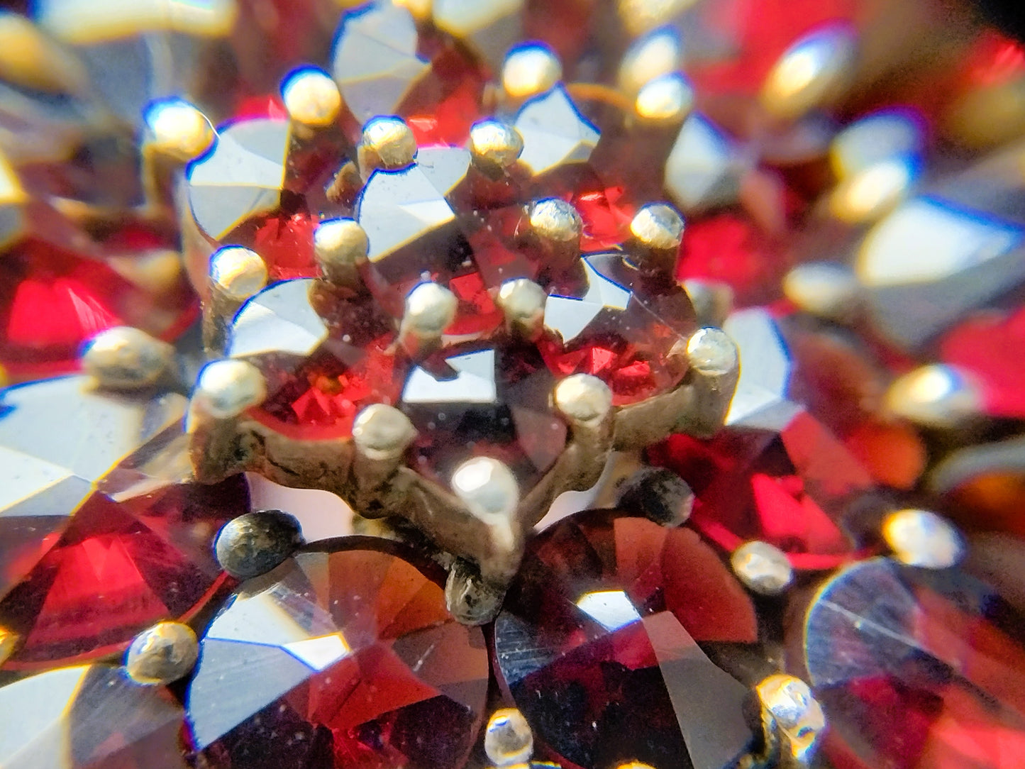 Verguld zilveren broche bezet met granaten