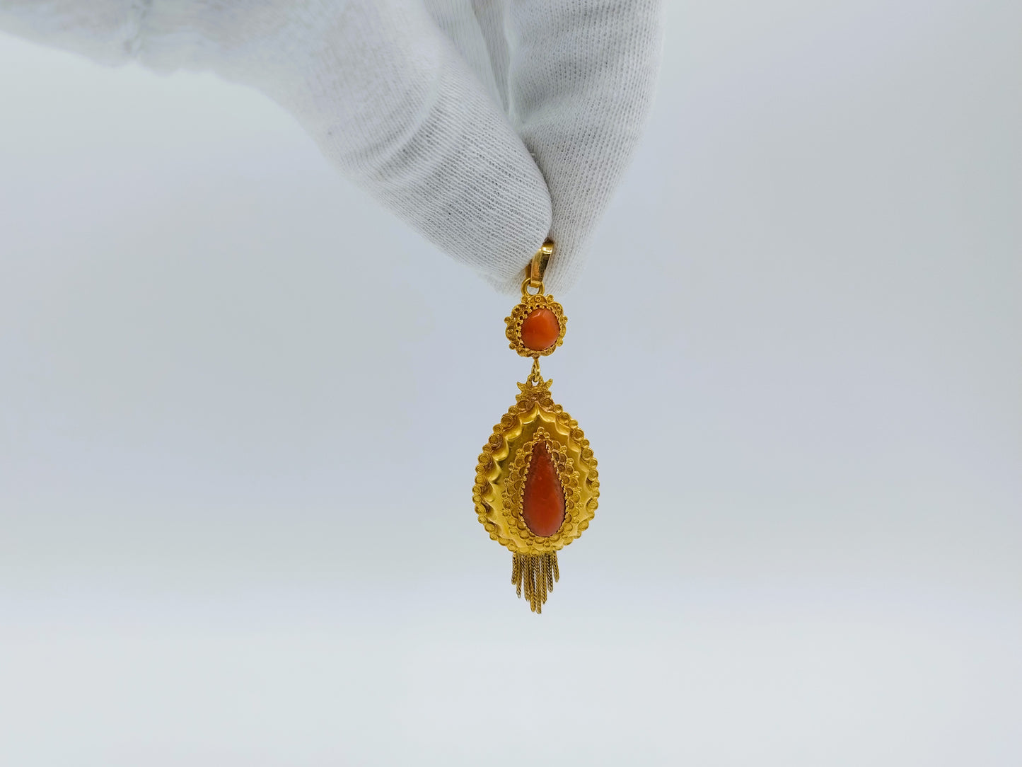 Goldanhänger mit Blutkorallen und Bart, Niederlande, um 1900