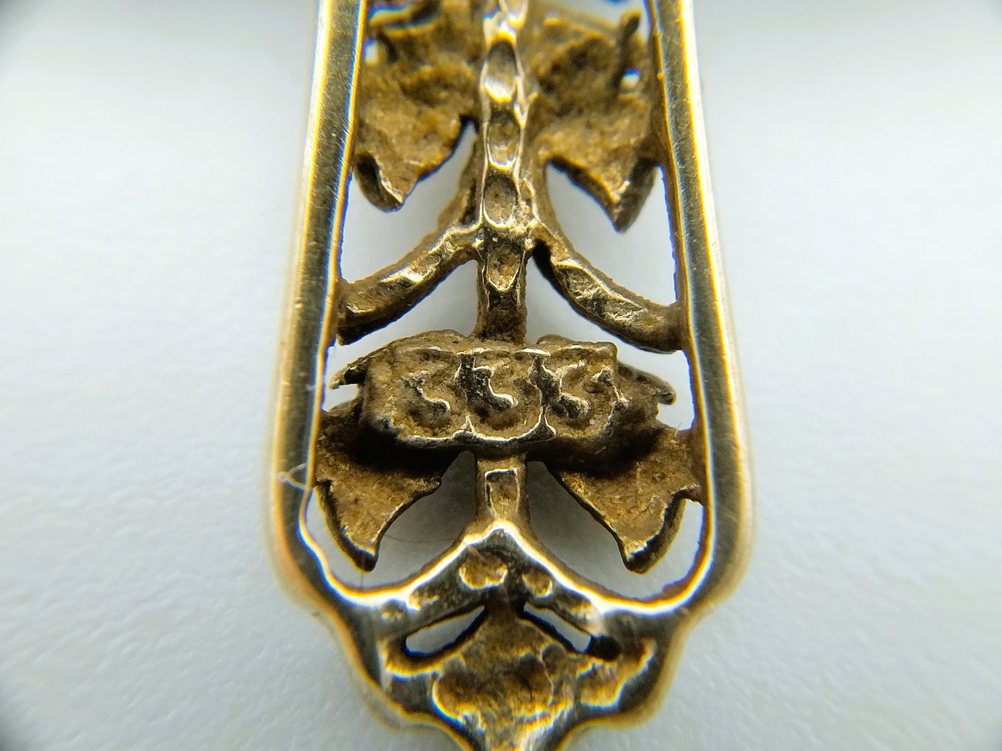 Goldener Kreuzanhänger mit Granat