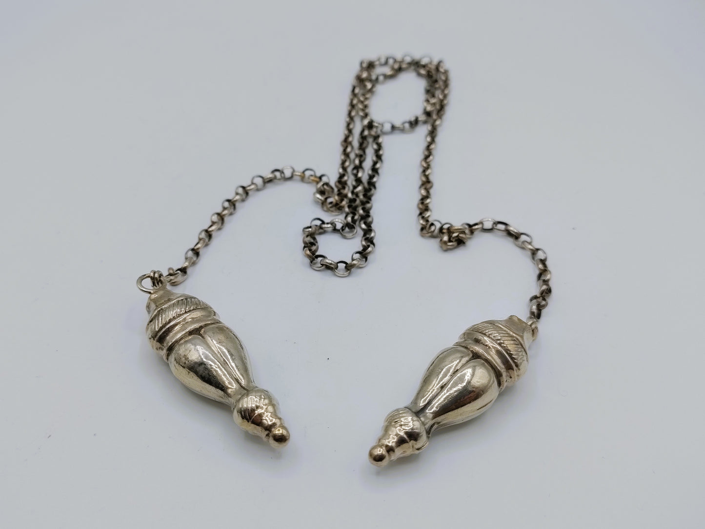 Silver chain necklace with knitting needle caps, H. Looren - de Jong, Schoonhoven