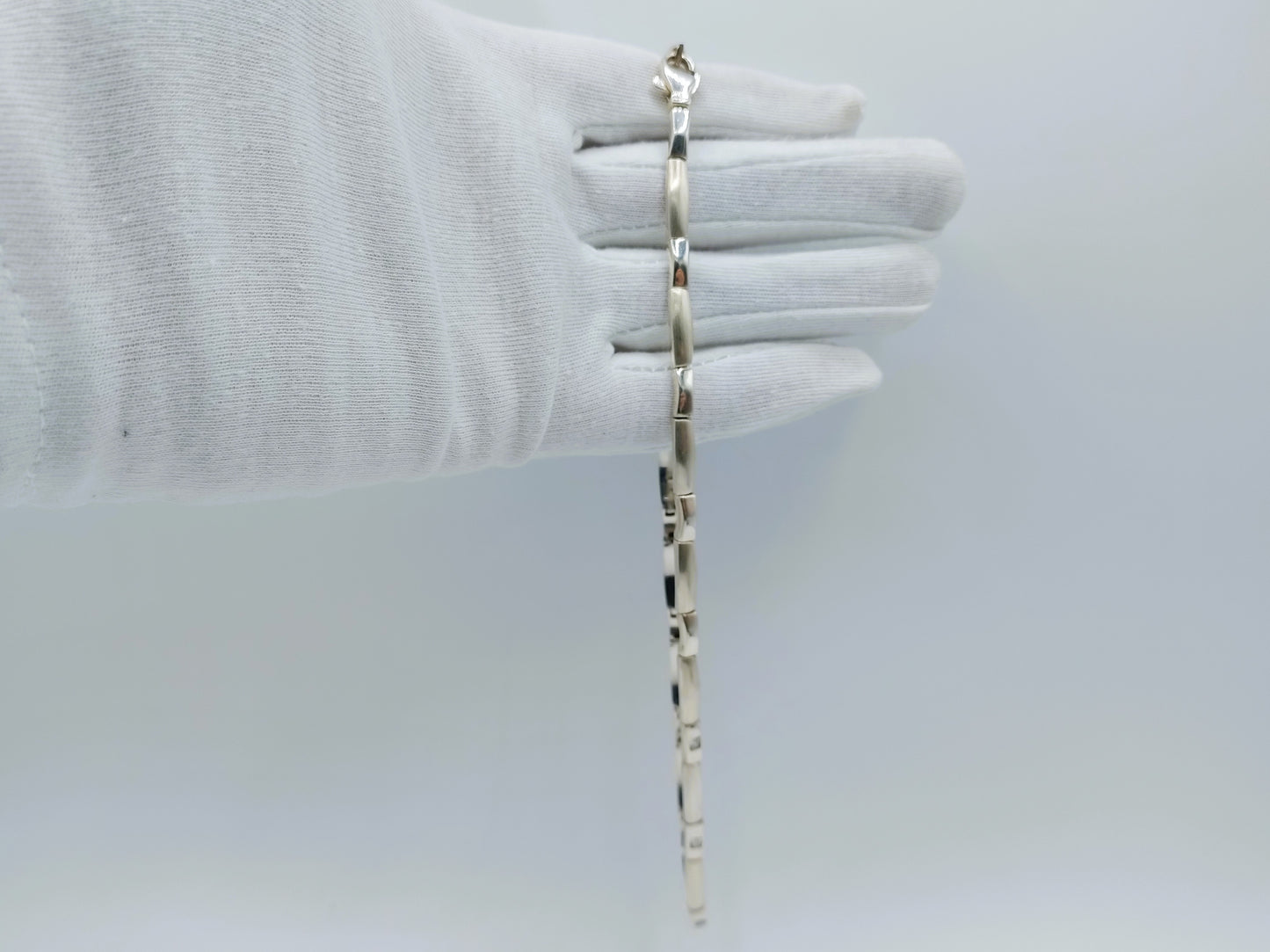 Silberne Halskette mit verschiedenen Zirkonia, 44 cm