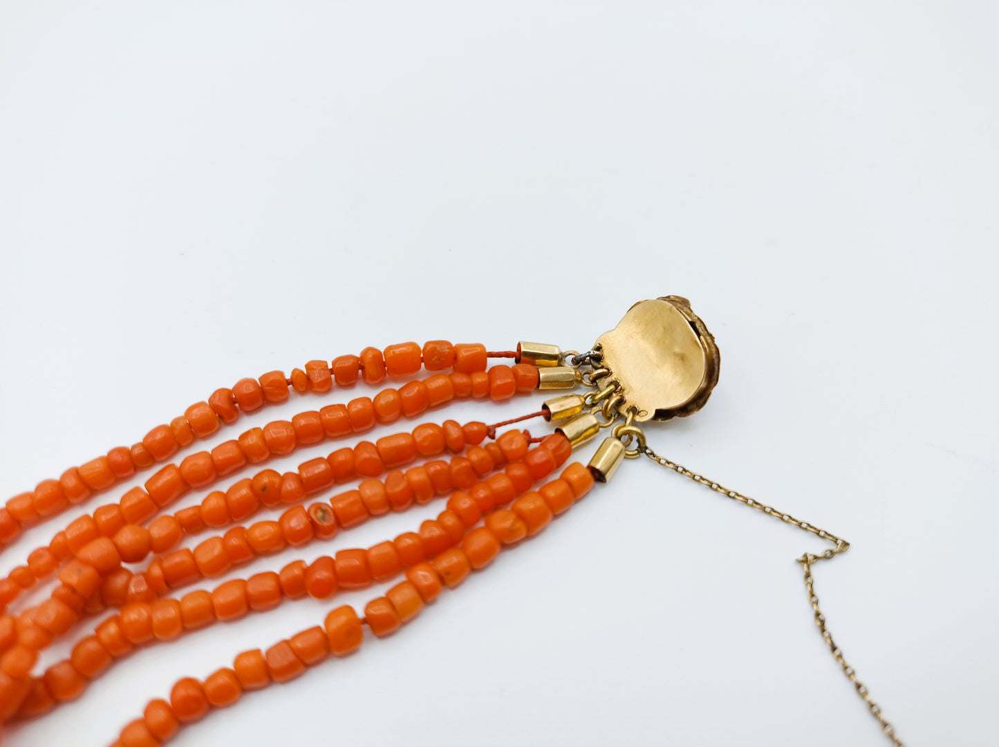 Bloedkoralen armband met gouden camee sluiting, 6 strengen, 19 cm.