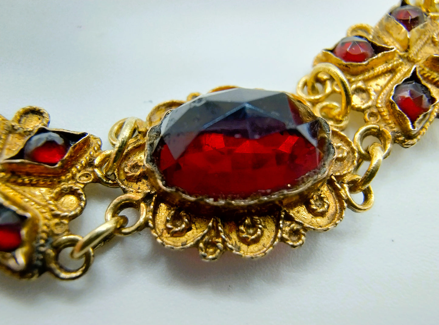 Gouden bootjesketting met granaat, Friesland, 36,5 cm