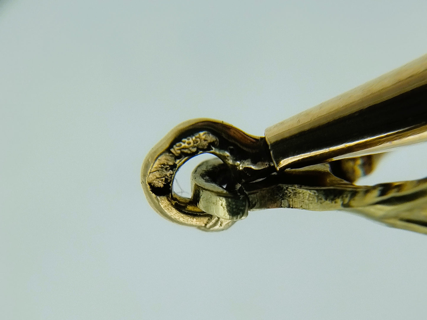 Gouden oorbellen met granaat, 7 gram.