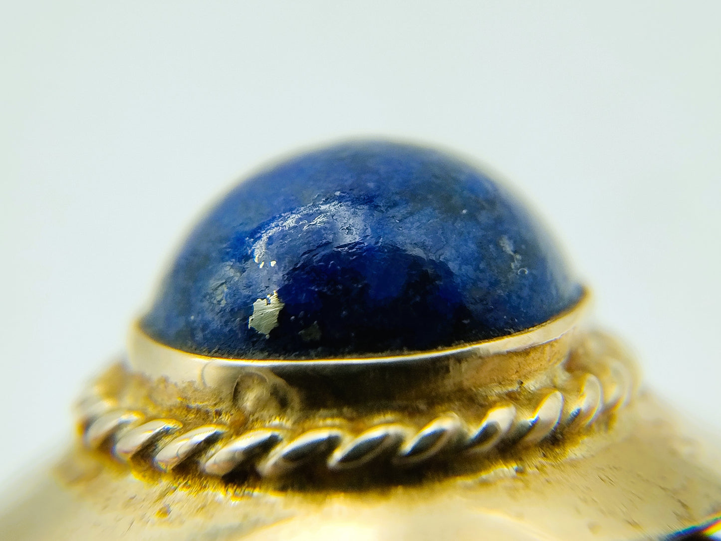 Gouden schroefoorbellen met lapis lazuli, 3,3 gram.
