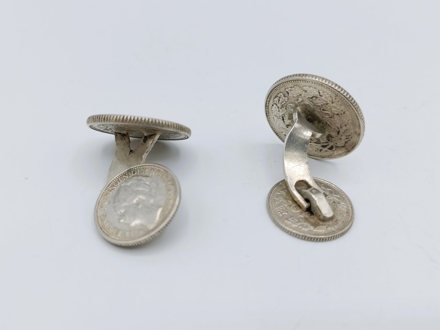Zilveren manchetknopen gemaakt van 10 en 25 cent, Wilhelmina