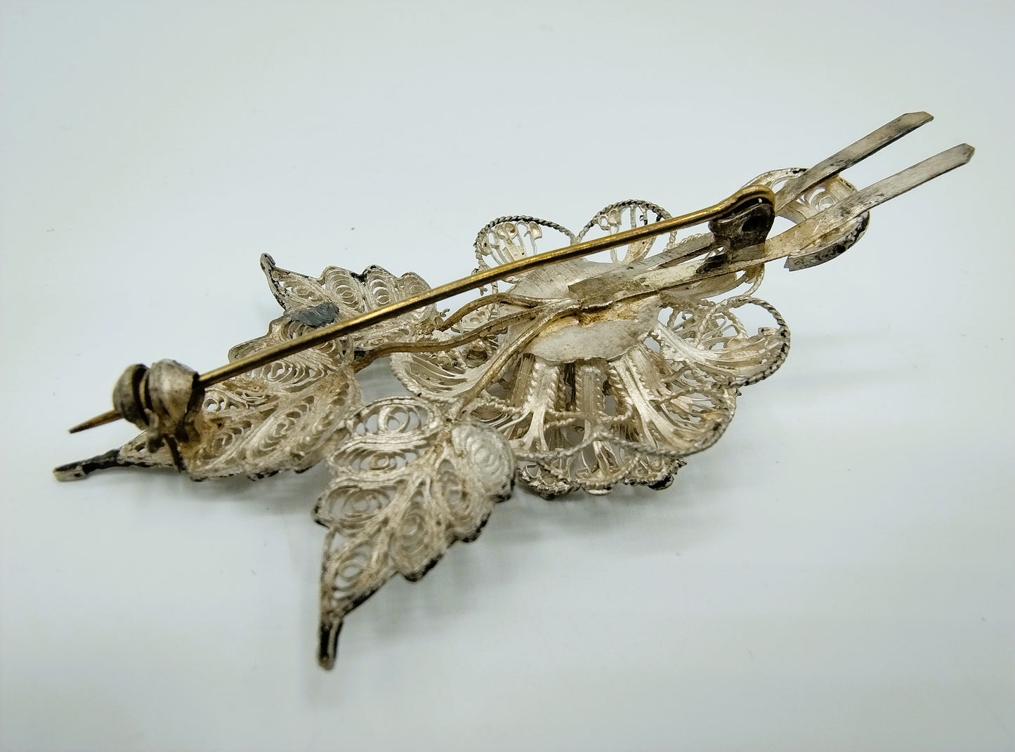 Silver filigree brooch, 835