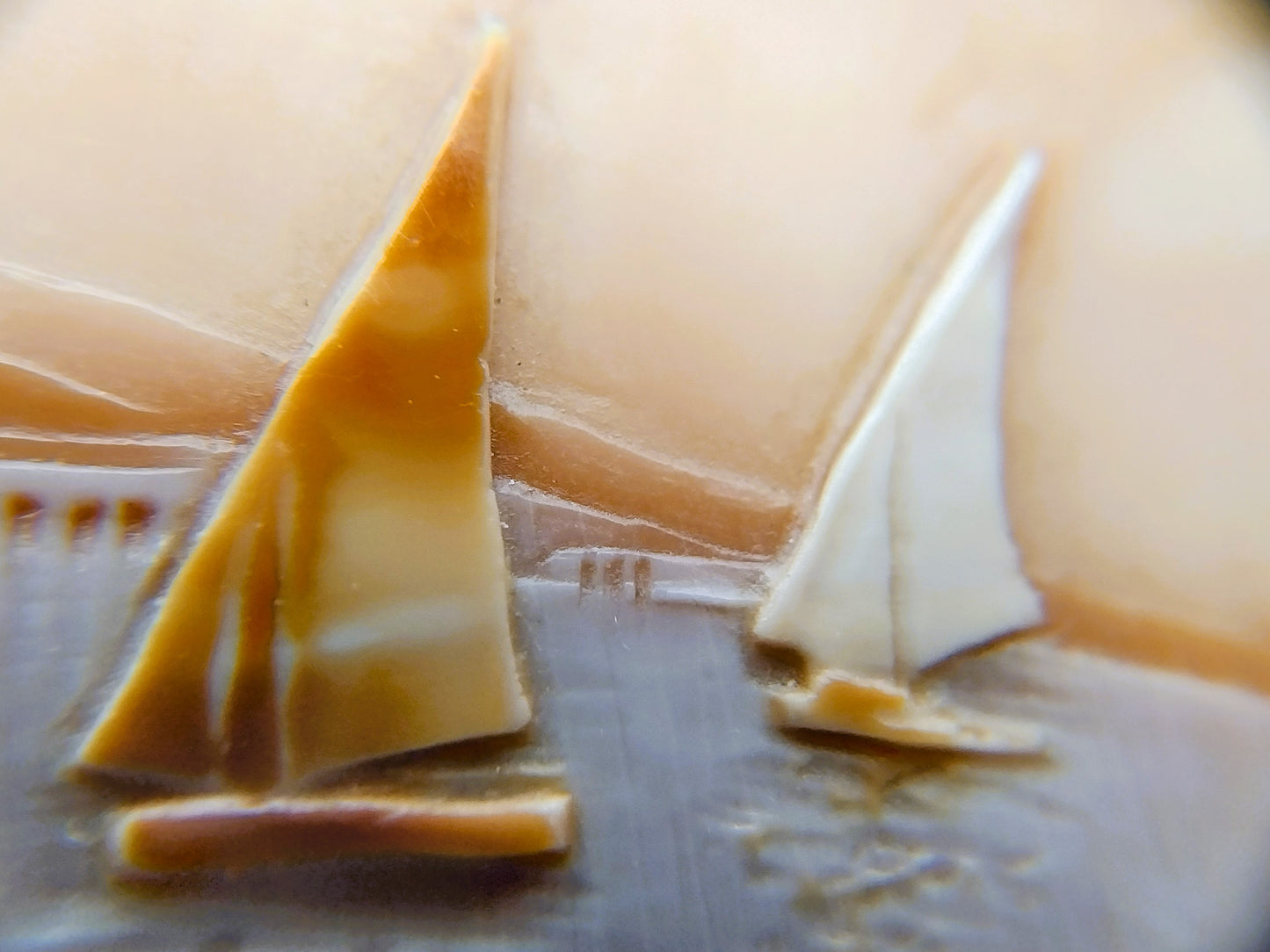 Gouden broche met camee, zeilboten, 585