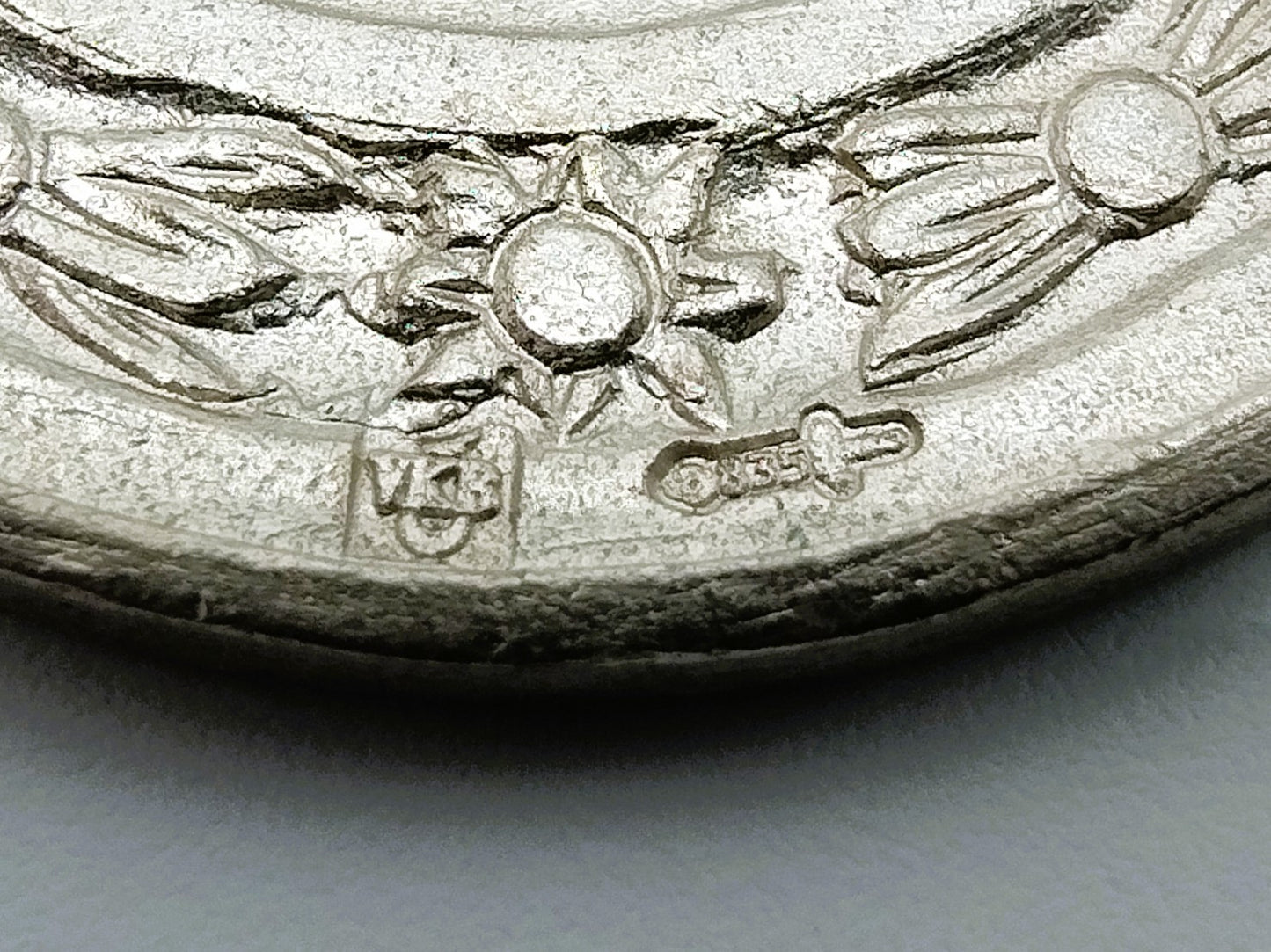 Silver coin brooch, wedding dedication, from Kempen & Begeer, Zeist