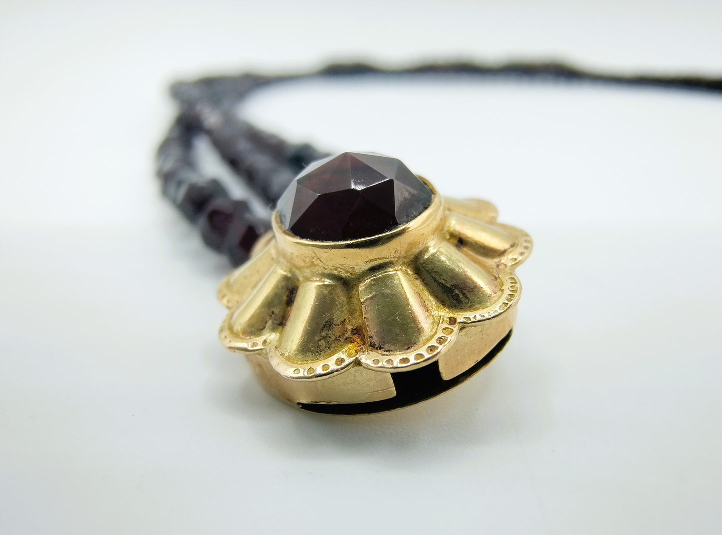 Granaten ketting met gouden slot, 39 cm