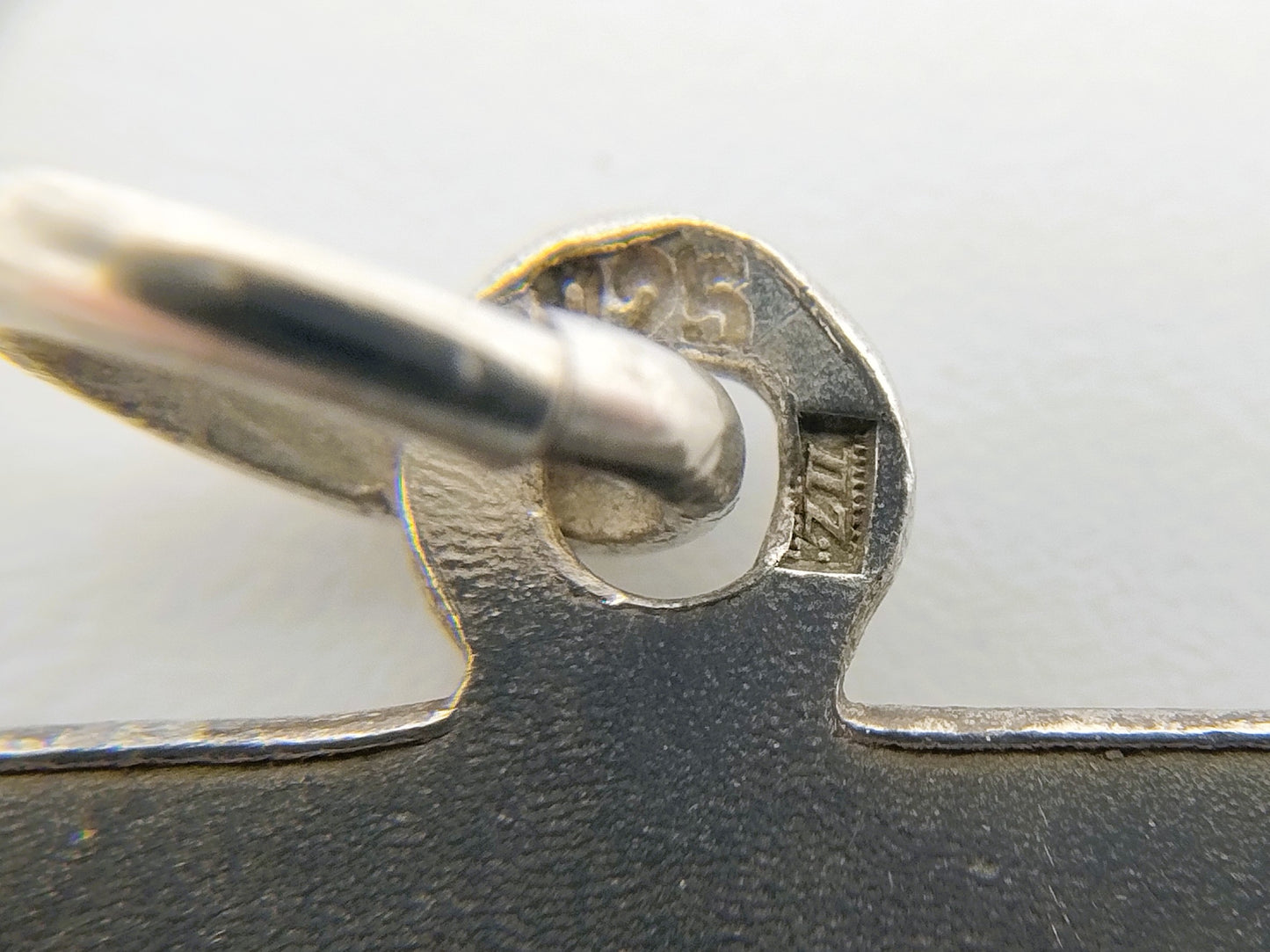 Zilveren hanger met afbeelding motorrijder