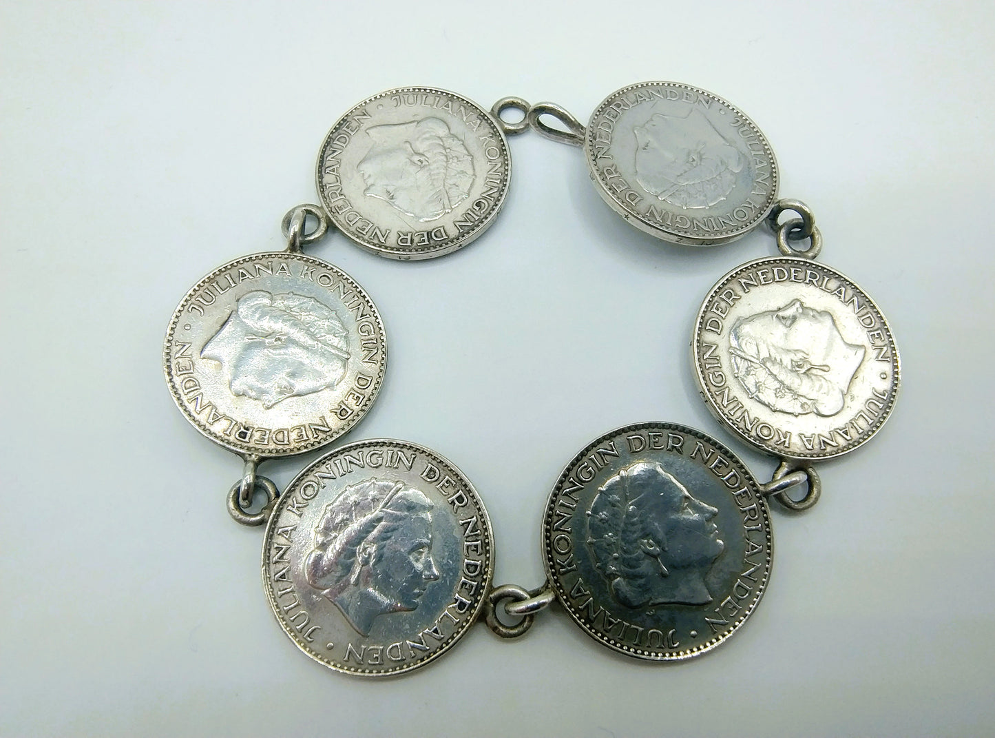 Silver bracelet with 6 guilders from Juliana, 20 cm