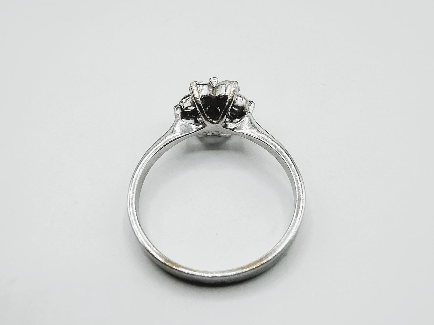 Silver ring with zirconia and jet, 17 mm