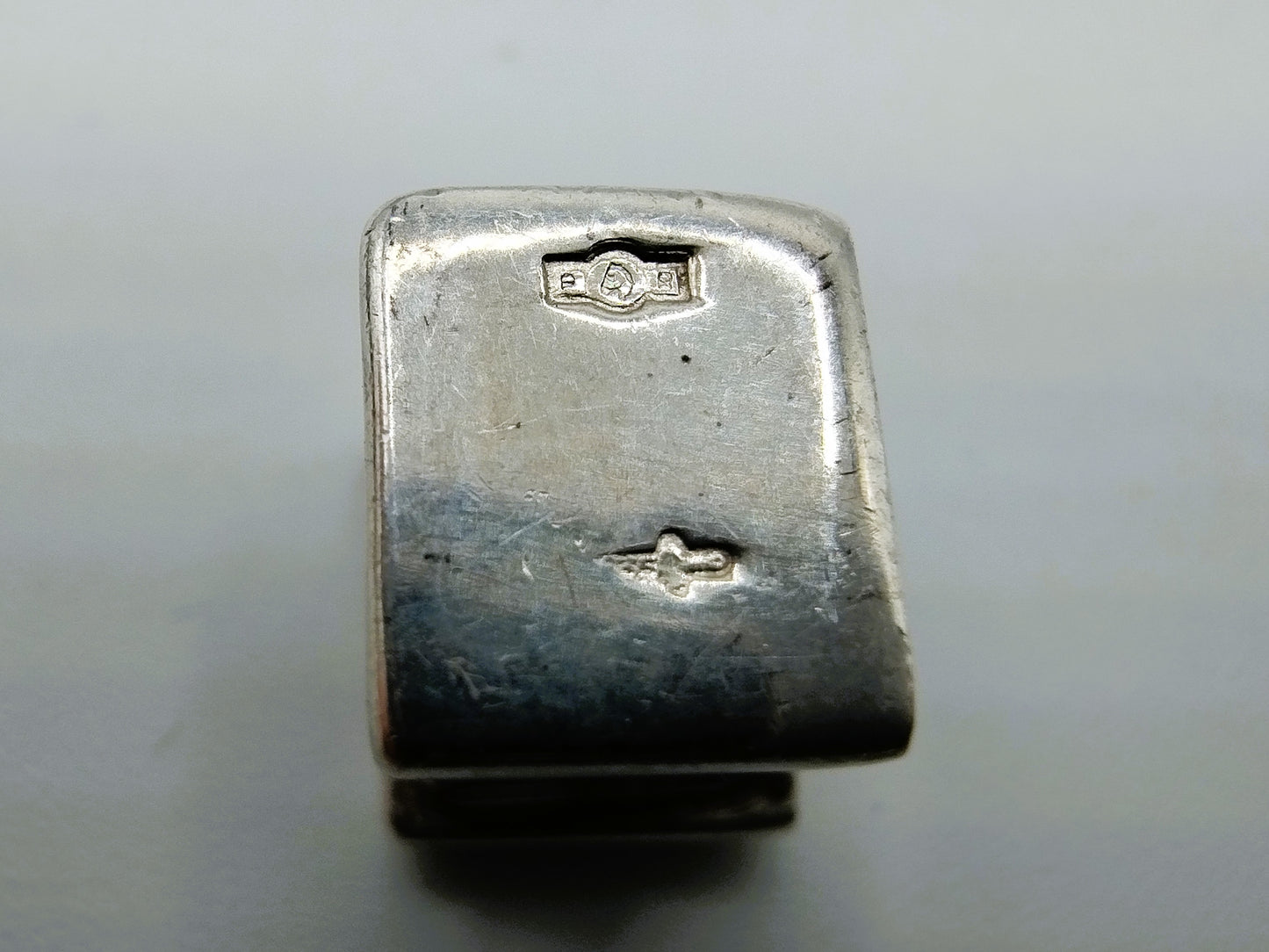 Zilveren miniatuur tafel, stoel en stoof, B. Drost Gz, Rhenen, 1975