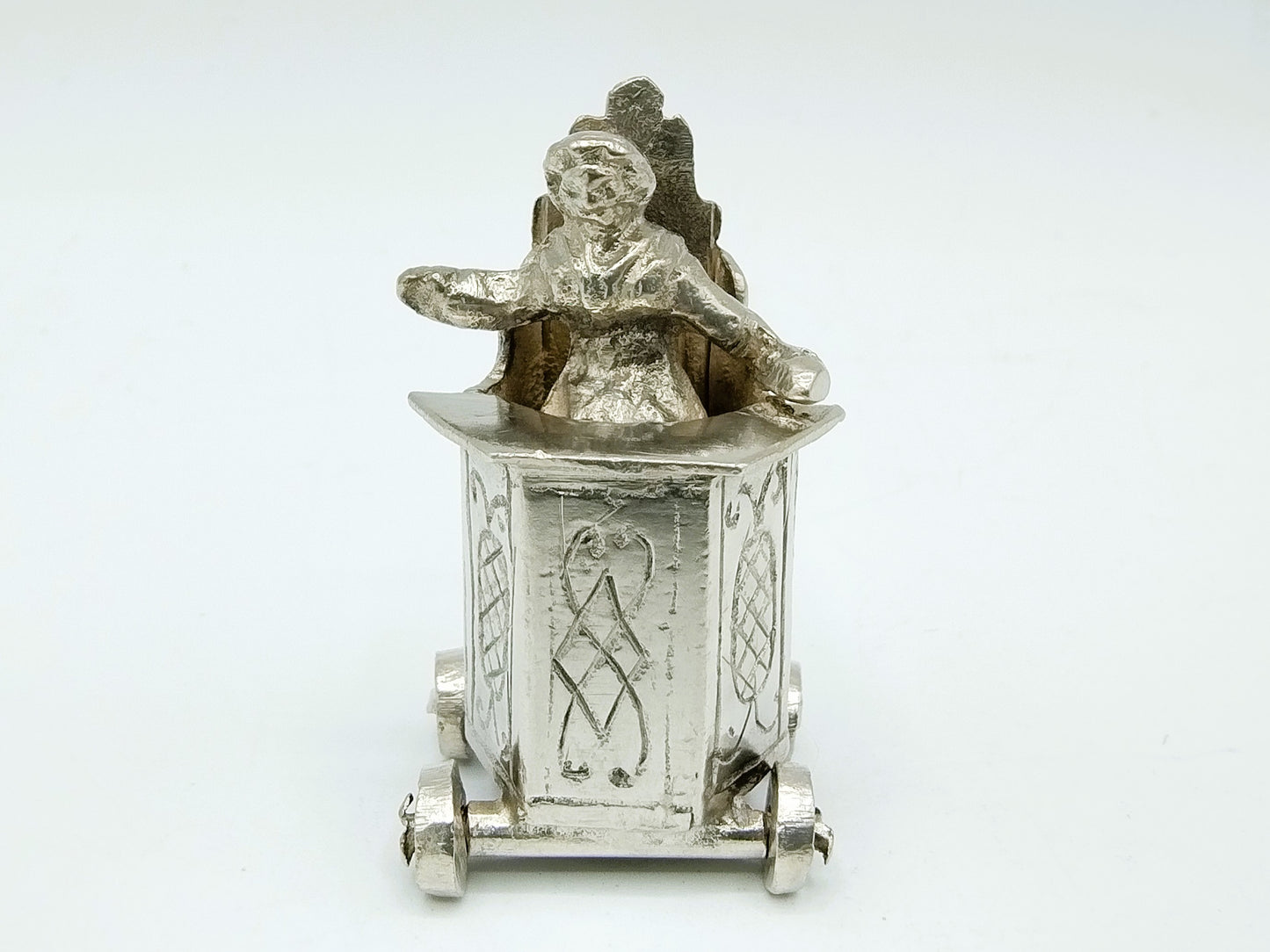 Silberner Miniatur-Kinderstuhl auf Rädern, 18. Jahrhundert