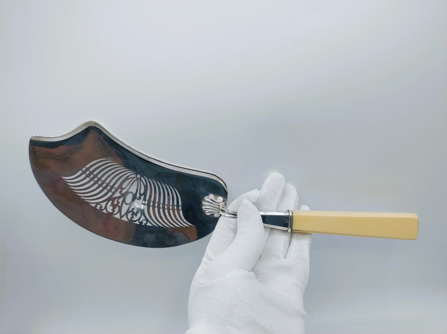 Silver fish slice with bone handle, H.F. Koen, Amsterdam, 1844