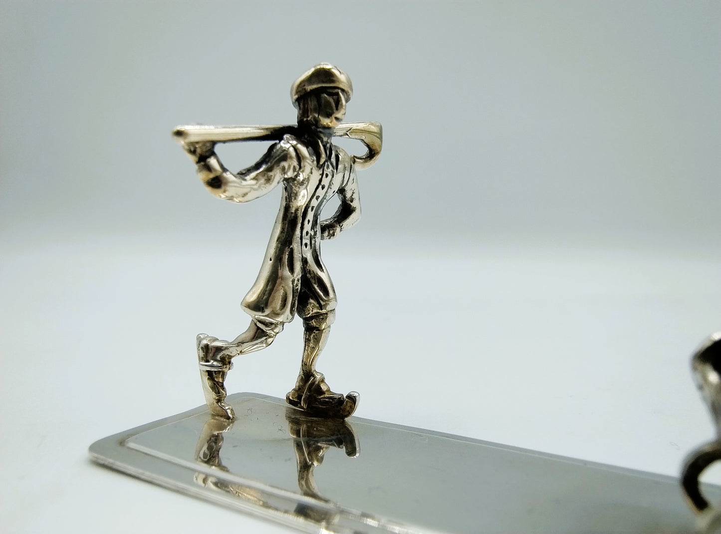 Zilveren miniatuur met slee en schaatser, 20e eeuws