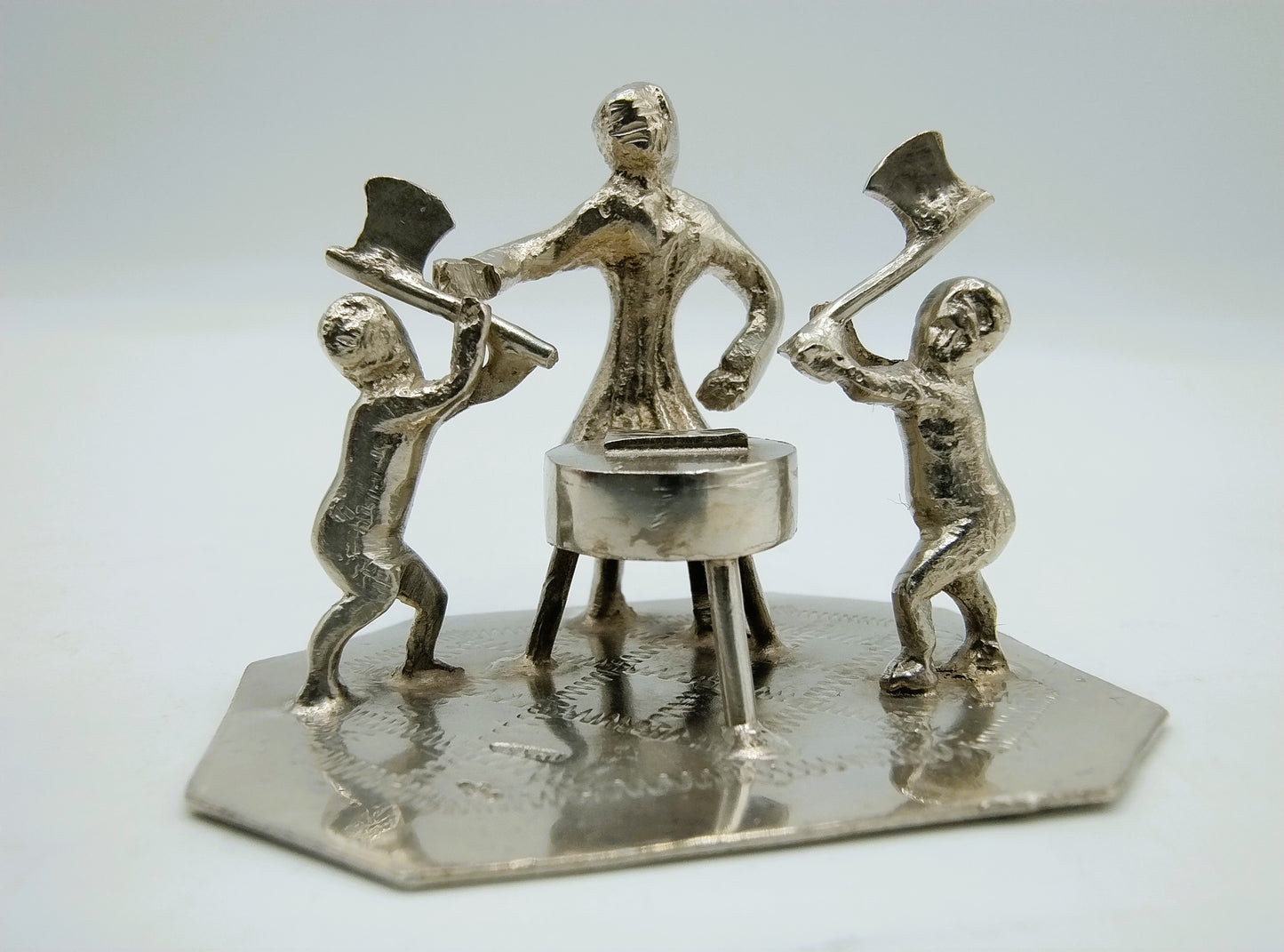 Zilveren miniatuur, kinderen met hakblok, J.J. Oosterbaan, Leeuwarden, ca. 1840
