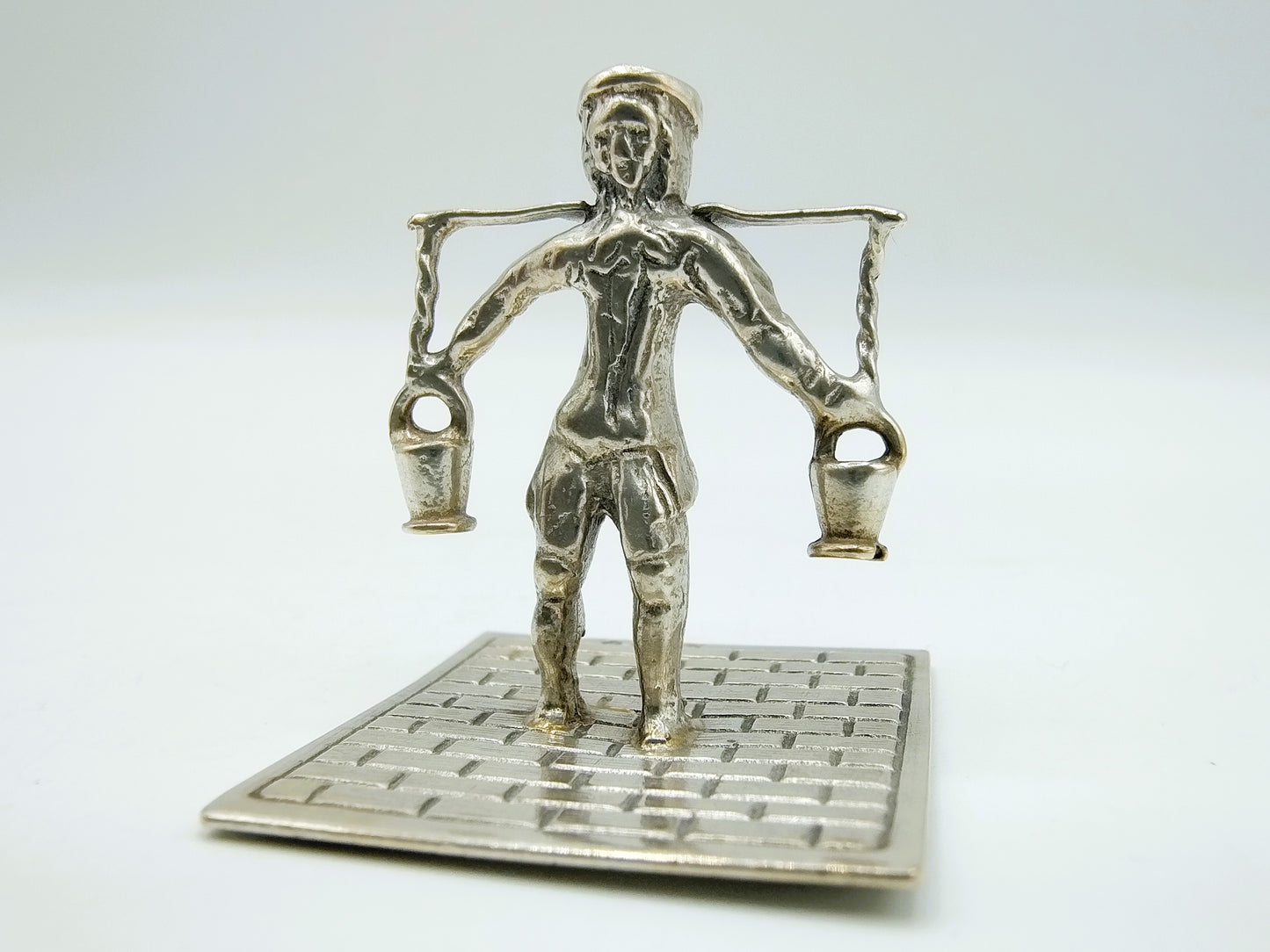 Zilveren miniatuur man met juk, C.A. Stout, Rotterdam, 1978