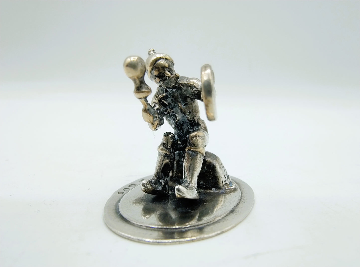 Zilveren miniatuur man met gong J. Weeda, Haarlem, 1981