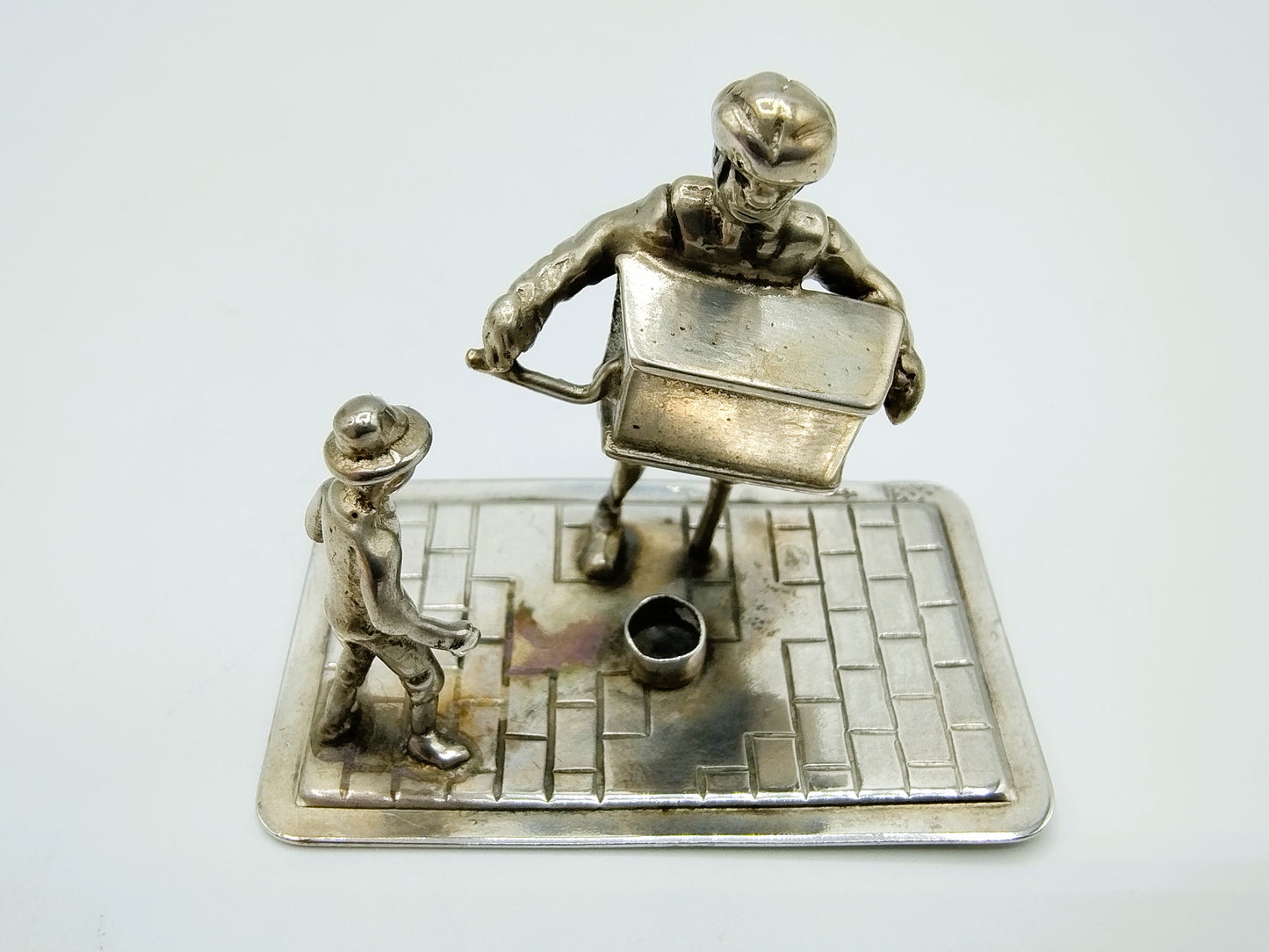 Zilveren miniatuur draaiorgelspeler, Amsterdam, 20e eeuws